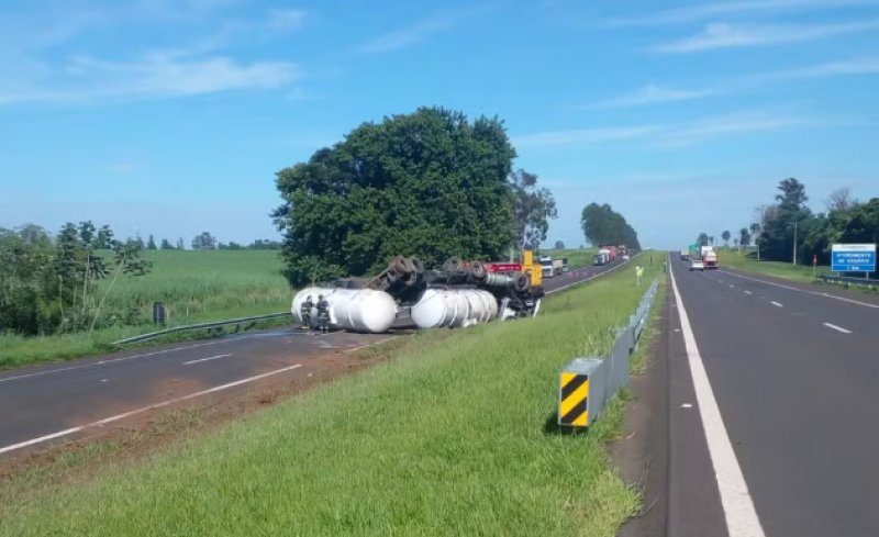 Carreta carregada com produto derivado de petróleo tomba e interdita trânsito em rodovia de Coroados