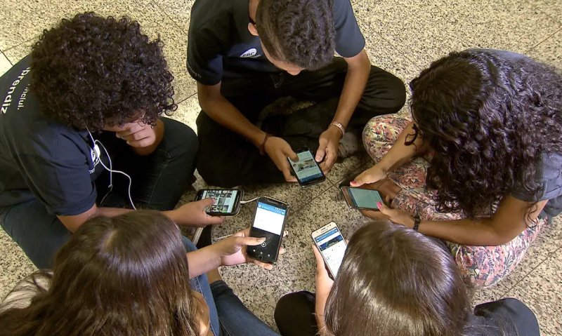 Pesquisa: 86% dos brasileiros apoiam restrição de celular nas escolas