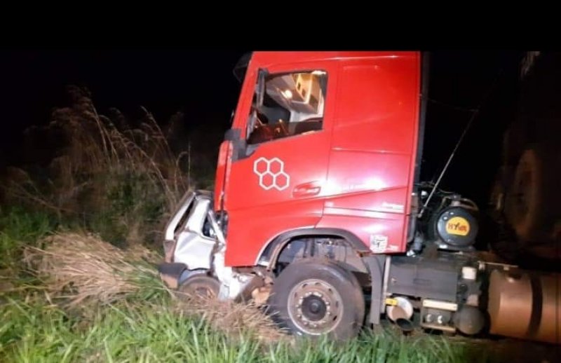 Menino de 14 anos pega carro escondido dos pais e morre ao bater de frente em caminhão no MT