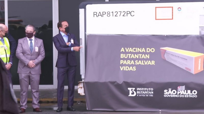 Lote com as primeiras 120 mil doses da vacina CoronaVac chega a São Paulo